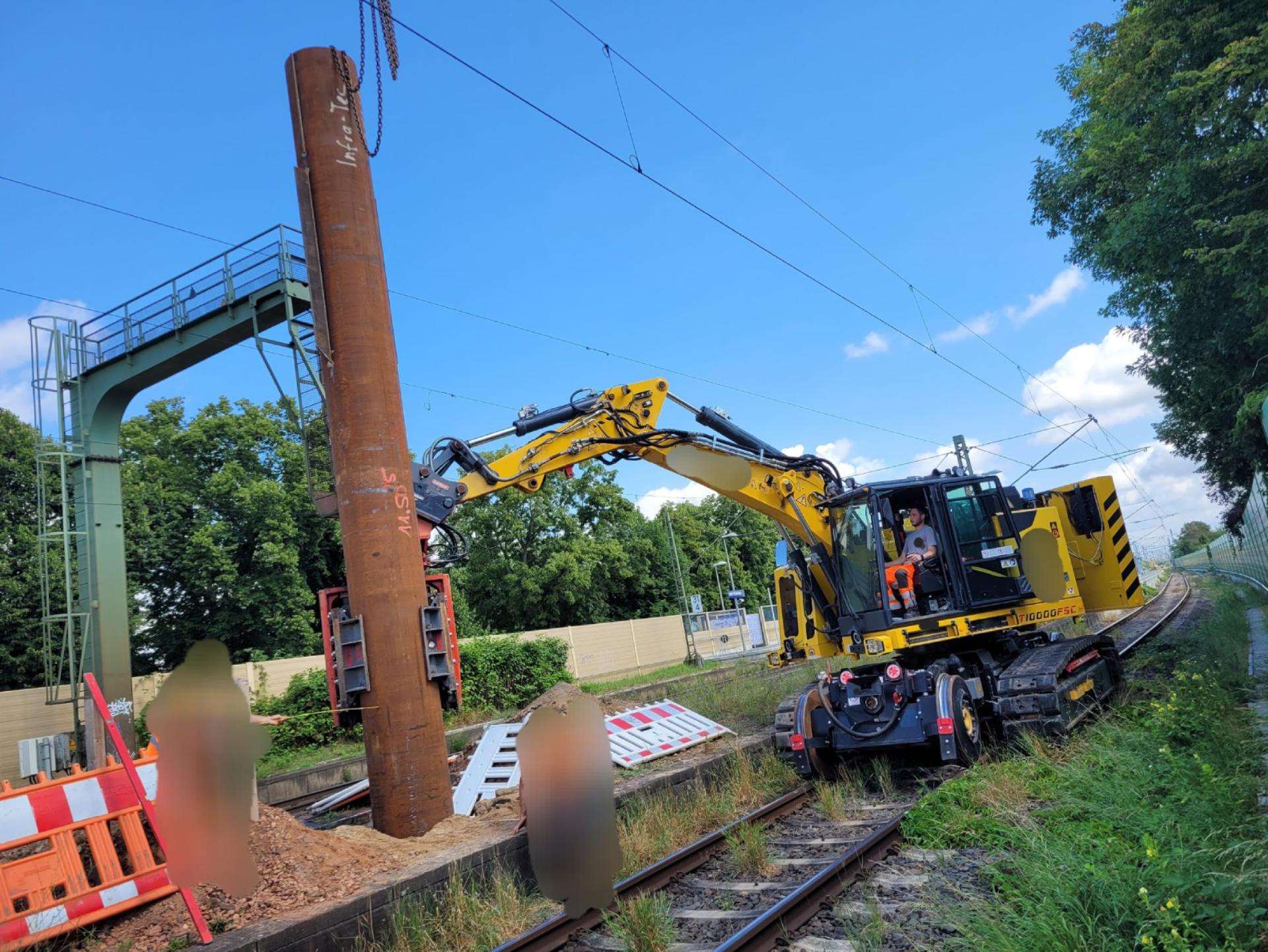 SO BAGGERN – Baggerfahrer mit Bagger auf Gleisen