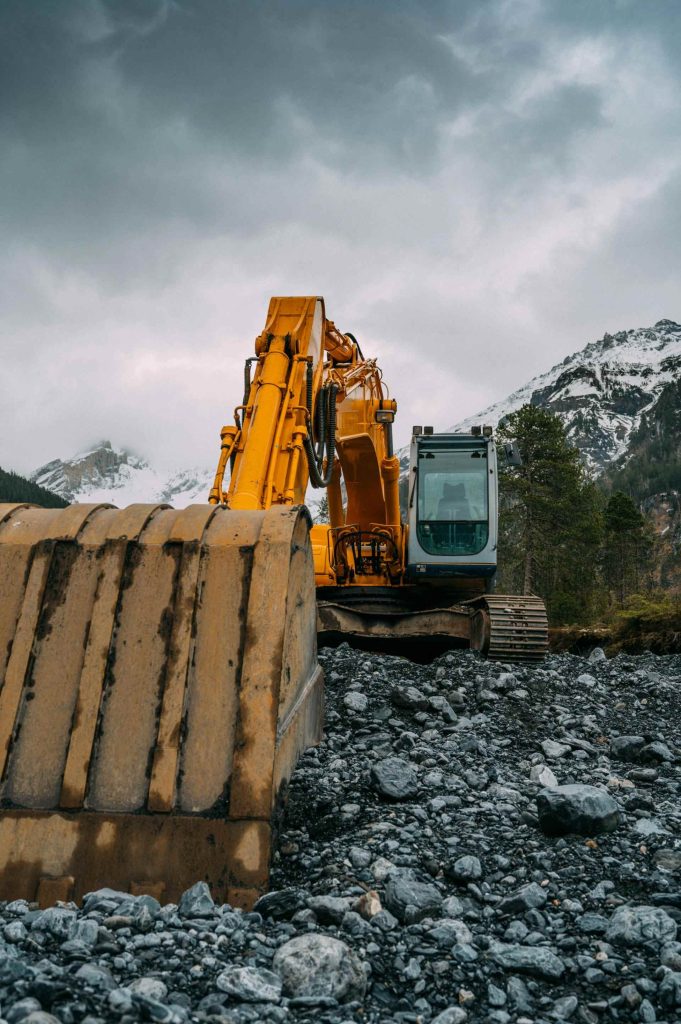 Bagger auf steinigem Boden