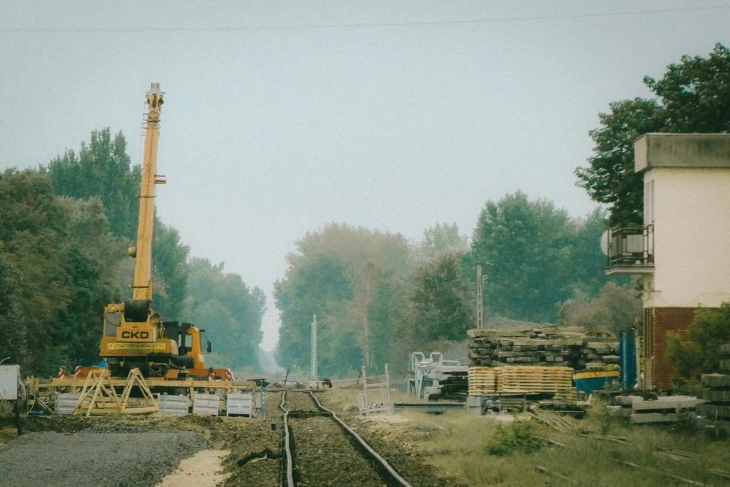ein Baufahrzeug auf Gleisen